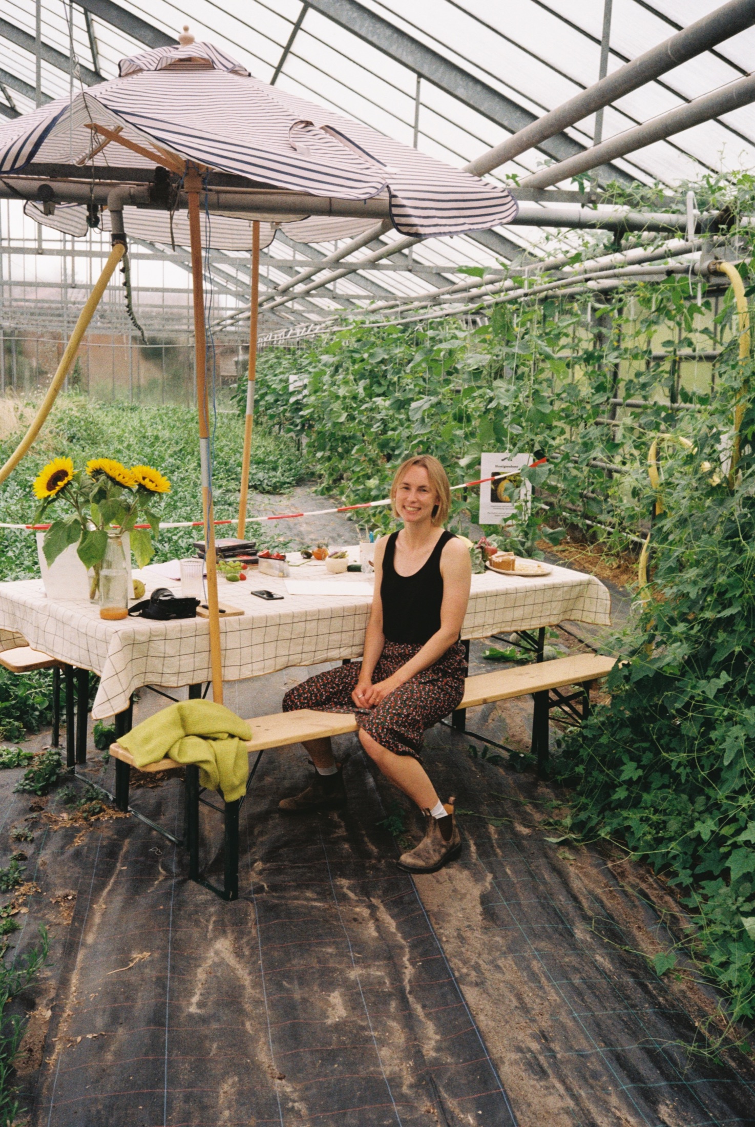 Laura Nederkorn beim Malkurs in der Sannmann Gärtnerei