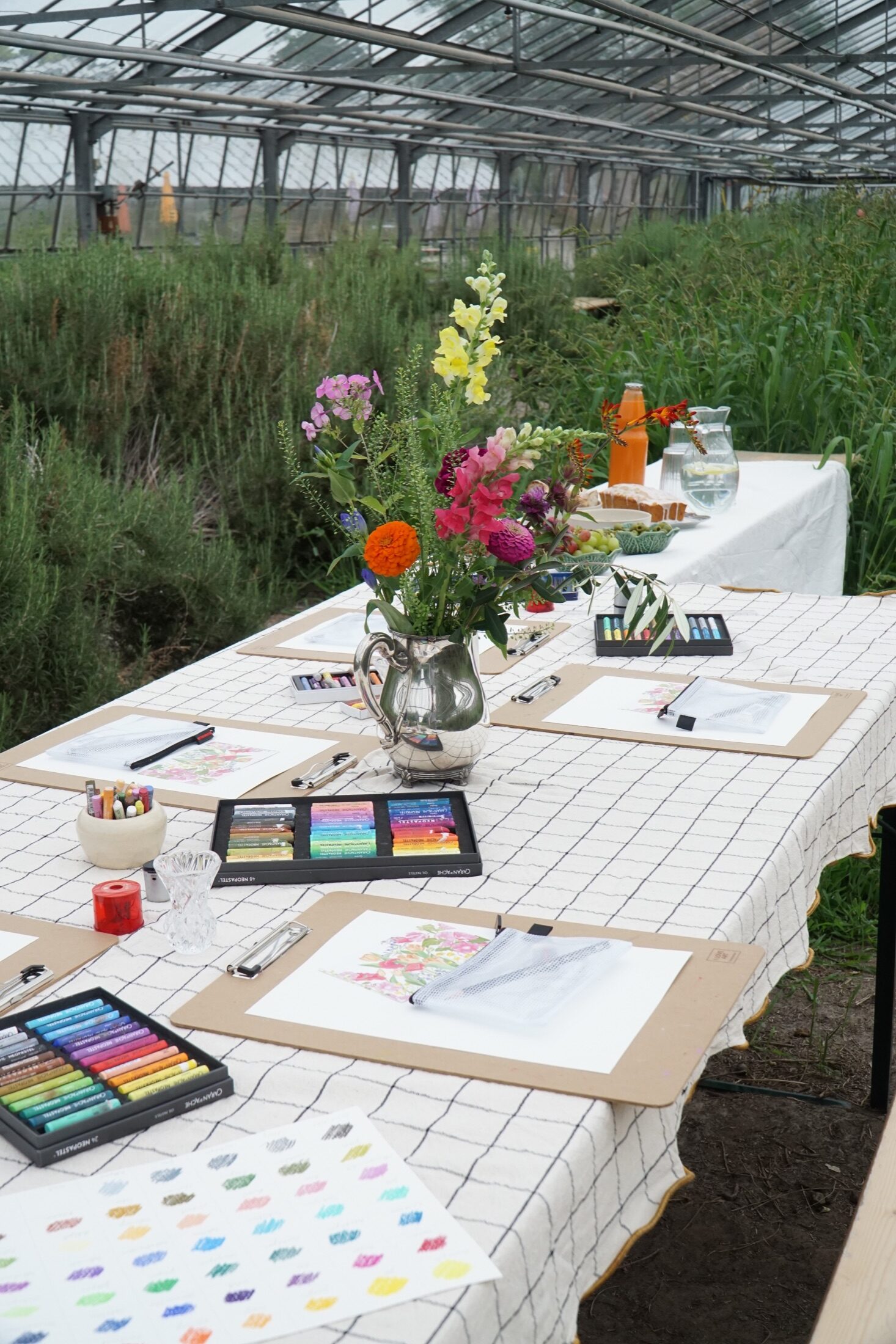 Vorbereitete Plätze für den Ölpastellkreide Workshop
