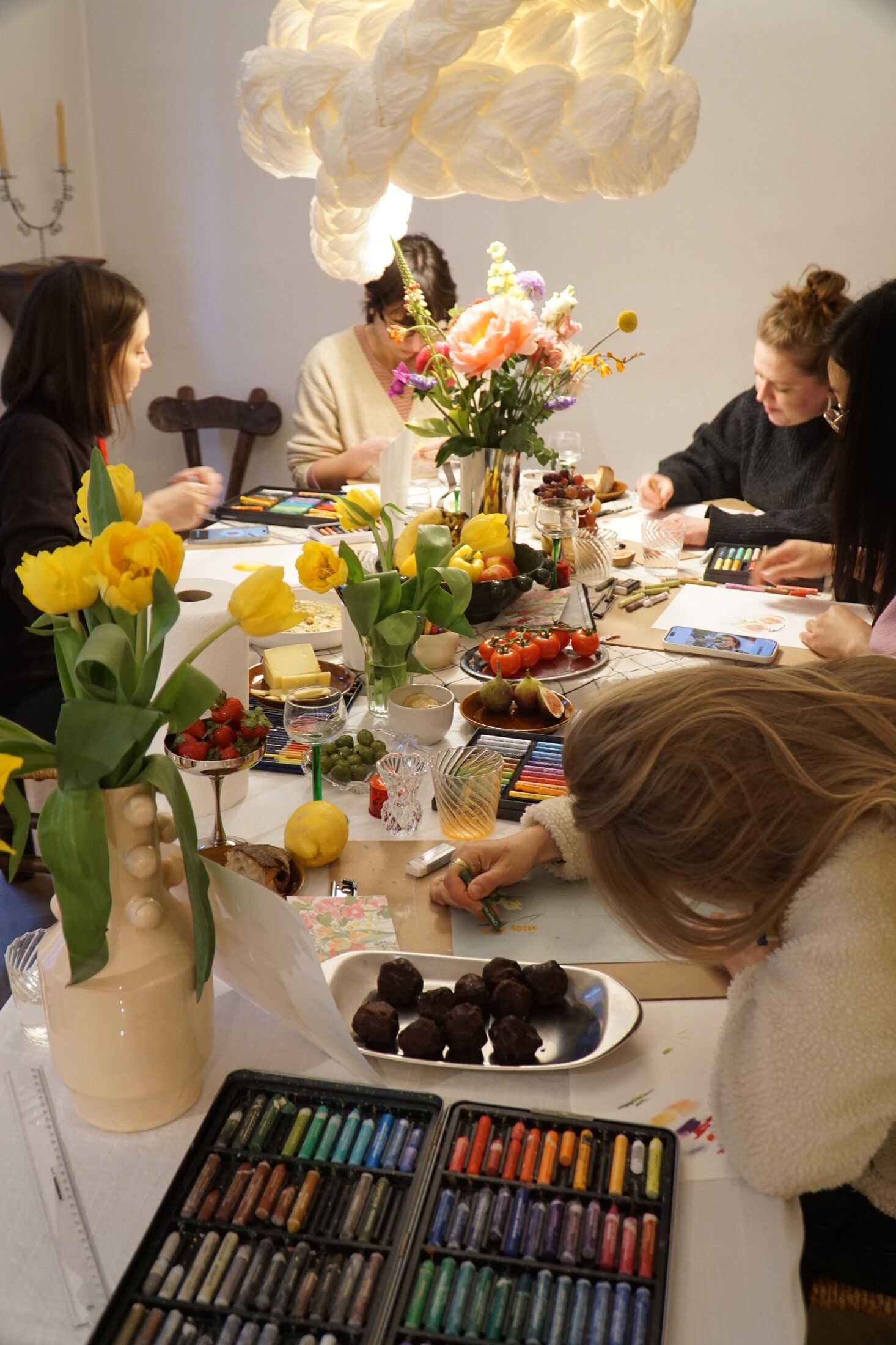 Teilnehmerinnen beim Ölpastellkreide Workshop bei HUMAN NEST