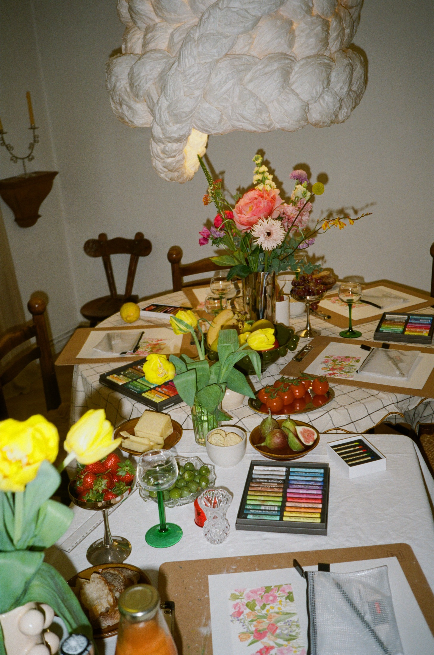 Vorbereiteter Malkurstisch mit Blumen, Obst und Ölpastellkreiden