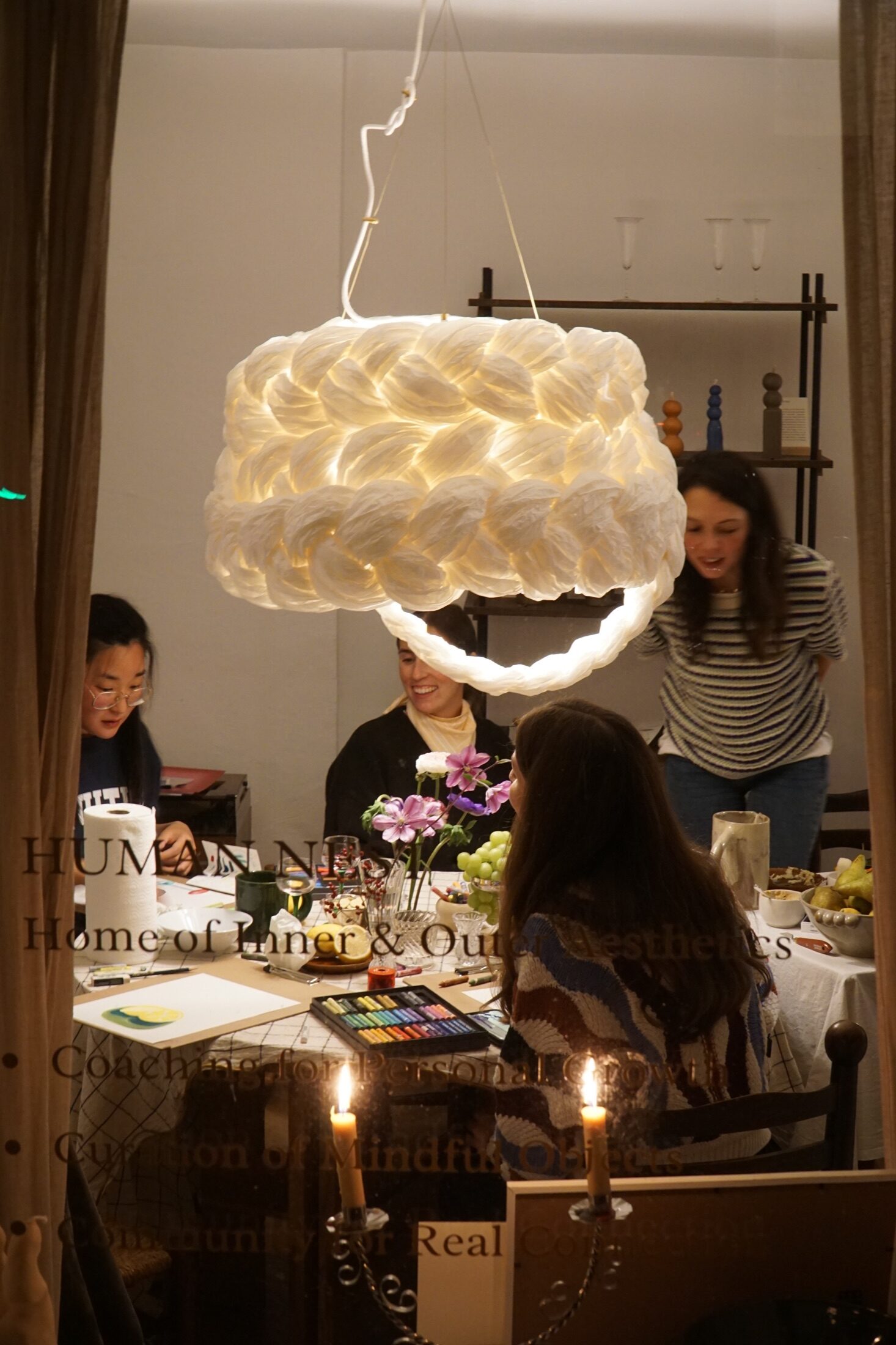 Teilnehmerinnen beim gemeinsamen Malen im Ölpastellkreide Workshop bei HUMAN NEST